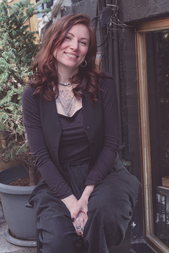 Sasha Chernousova, İstanbul'da bir dükkân vitrininin önünde otururken